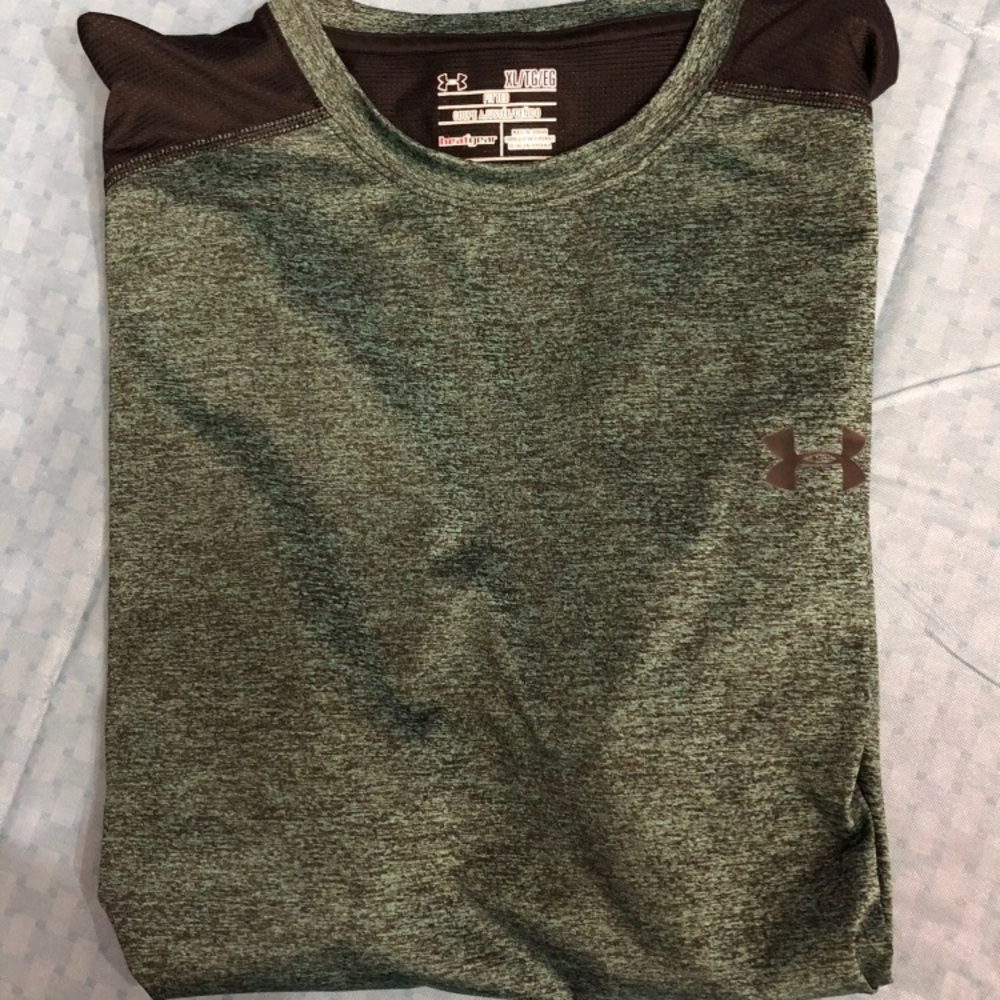Men’s UA shirt